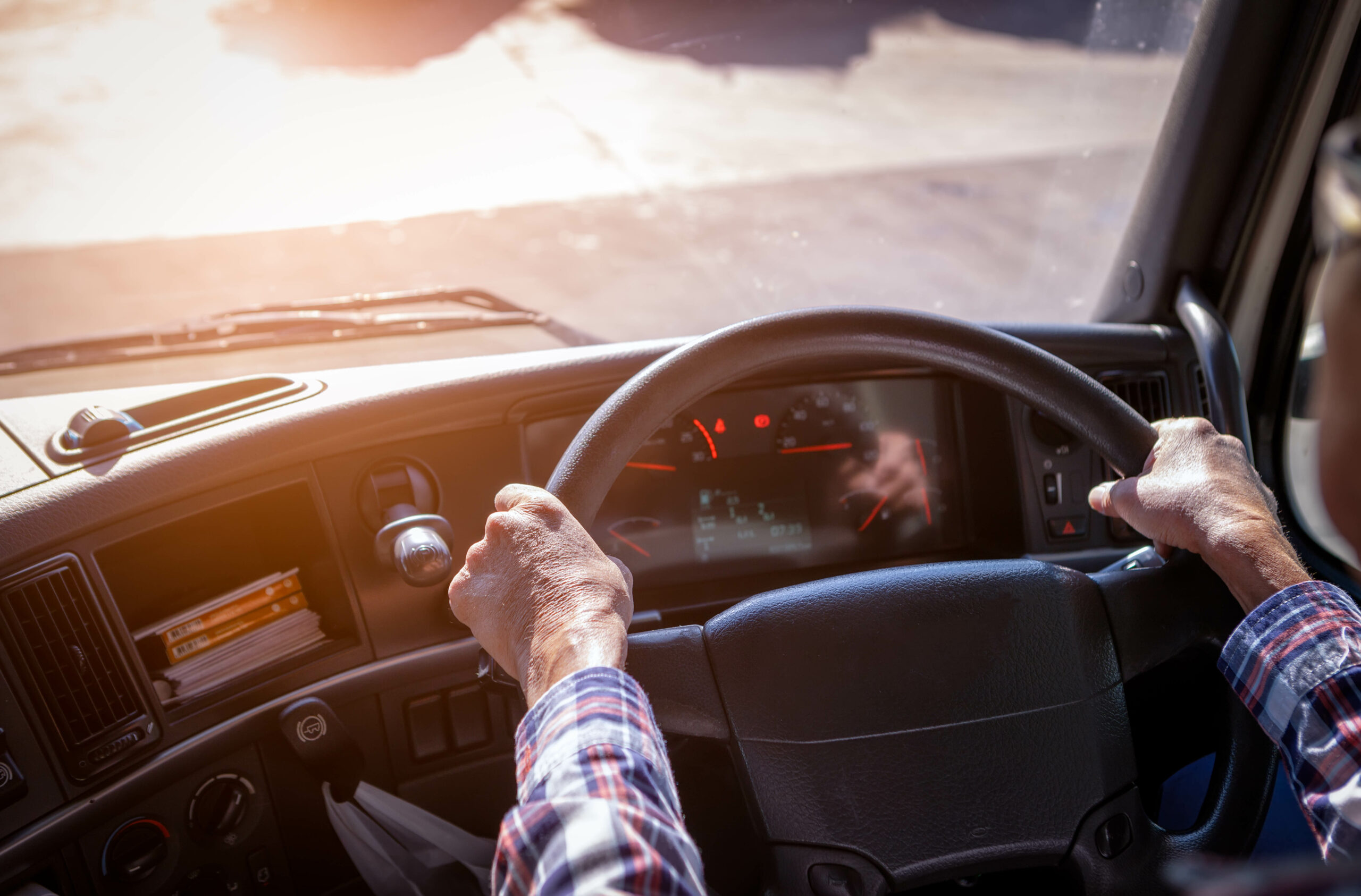 De bestuurder achter het stuur van een vrachtwagen