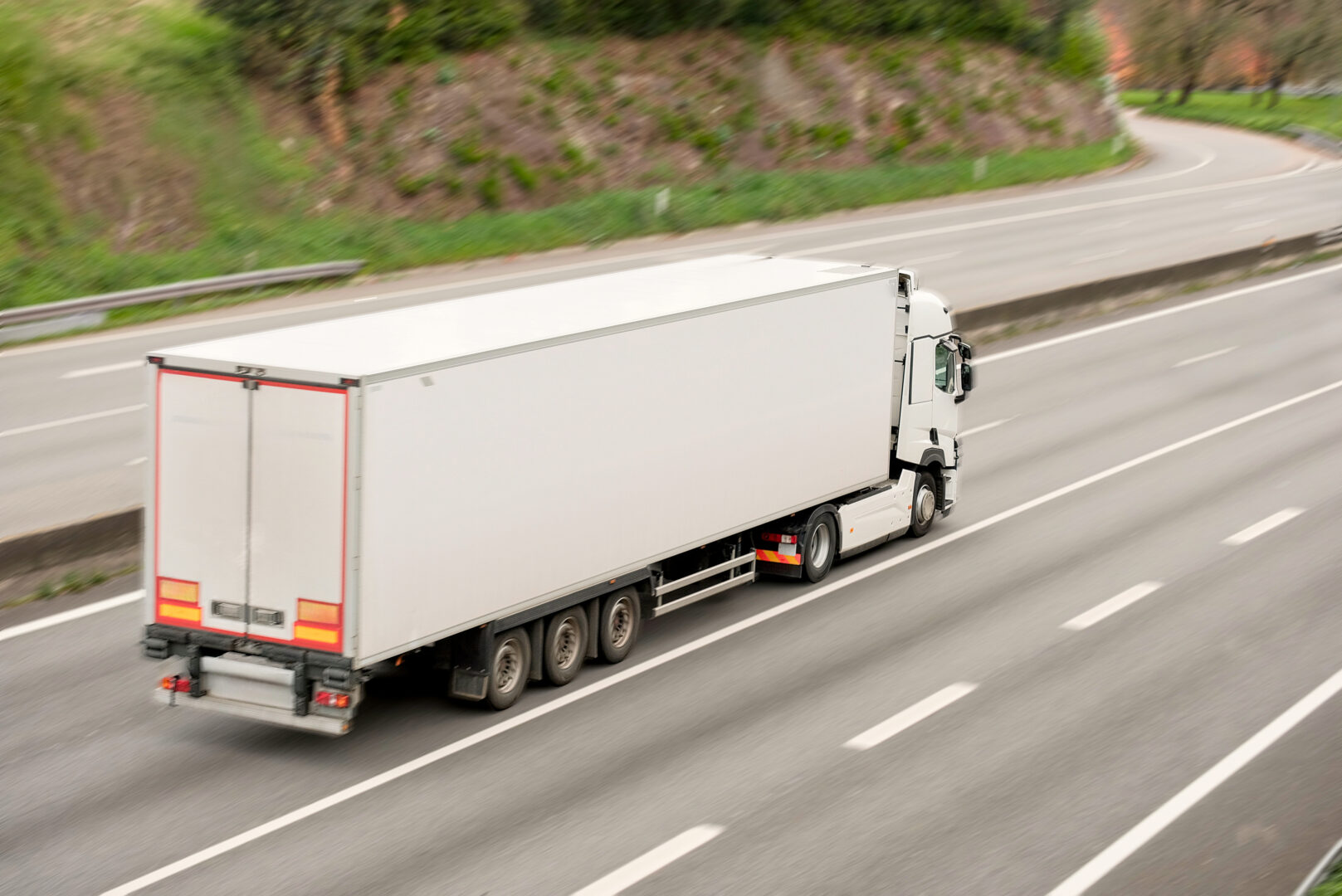 Wat zijn Bluetooth-trackers voor trailers en hoe helpen ze bij het volgen van uw assets
